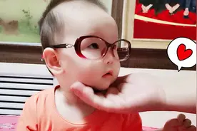 刚满十个月的小宝宝就戴上眼镜了？这是为什么呢？视频封面