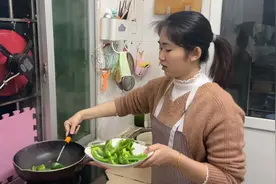 媳妇明知厨艺不精还坚持做饭，只因想让老公回家能吃上一口热饭