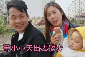 天嫂和小天带儿子出去散步，结果电车没电了，这下真推车了