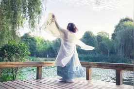 汉服为什么这么流行？小姐姐早起去拍照，结果被晨练的人围观