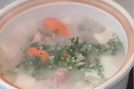 筒子骨炖萝卜通气解秋燥，汤汁浓郁味道鲜美，很多人少做了一步