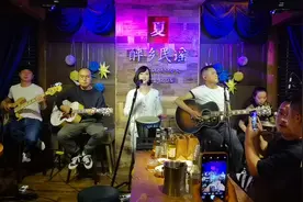 丽江网红夏夏和他们乐队在酒吧演唱她的成名作《小宝贝》视频封面