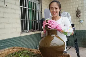 小妹版的咸菜豇豆入坛了，晾晒半个月后，味道太香了