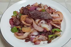 老闫私房菜：豆豉鱼罐头炒圆葱视频封面