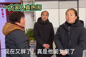 今个是个喜庆的日子，三胞胎妈妈手抱礼物，姑姑们提奶，真热闹视频封面