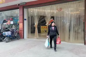 小凤妈妈今天领到了高工资，立马去逛商场，买回来了好吃的桔子