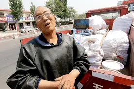 都说养儿子为防老，为啥大爷有儿子还要自己挣养老钱？说的太现实视频封面