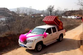 山村婚礼现场这电子礼炮，代替了烟花爆竹，听这声响就像迫击炮！