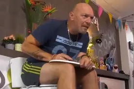 5天只睡了3个小时,男子挑战奇葩世界纪录:要当在马桶上坐最久的人视频封面