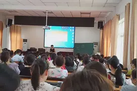 美丽的班主任高歌一曲视频封面