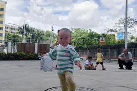 快17个月萌娃为啥不戴帽子？一看见小朋友就脱帽致敬上窜下跳！