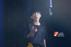 小男孩潇洒自如演绎张杰的《最美的太阳》