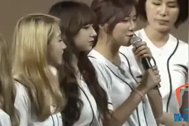 韩国棒球比赛宇宙少女组合程潇开球，网友：还是不能放弃翻跟头！视频封面