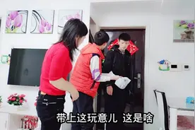 妈妈依依不舍儿子返校，幽默弟弟送神秘礼物，哥哥看了撒腿就跑视频封面
