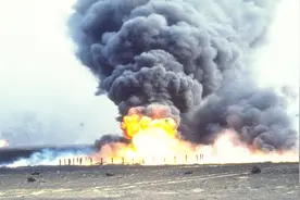 为阻止美军空袭，伊拉克点燃700口油井，5000万吨石油付之一炬视频封面