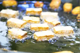 实拍：安徽宣城绩溪著名小吃，毛豆腐，相传来自凤阳朱元璋独创视频封面