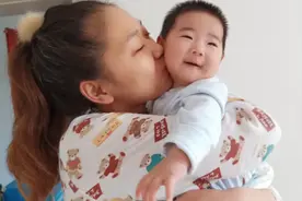 4个月宝宝大人可以亲吗？宝妈总是稀罕不够，看不住就亲宝宝