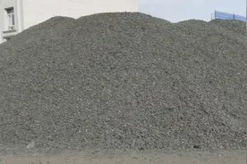 中蒙口岸铁矿石加工厂，排满了运输铁矿粉的车队，一派繁荣的景象视频封面