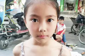 女孩右眼近视150左眼125度，可以不佩服眼镜吗？怎么选择眼镜好？视频封面