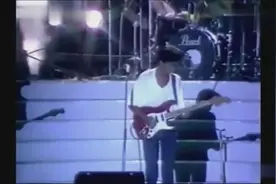 86年珍贵视频，黄家驹台上弹吉他好帅气，经典回忆！视频封面