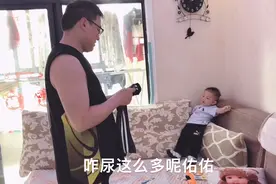 宝宝戒尿不湿第一天，发现尿裤子撒腿就跑，不让妈妈拍太丢脸了视频封面