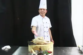 费师傅教你火爆重庆的尖椒鸡，辣而不燥超级好吃，味道不比饭店差视频封面