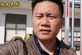 小伙带新车主去车管所过户只花115元搞定，省去中介费几百大洋视频封面