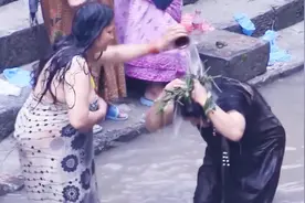 世界上没有浴池的国家，男女老少都当街洗澡，女性也不觉得羞耻视频封面
