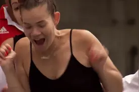 这3D技术实在是 太强悍了，看把美女吓得