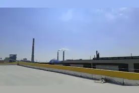 打工仔上班迟到一分钟就罚款50块，突然之间就不想干了，钱好难挣视频封面