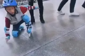 四岁小宝第一次玩滑冰身上摔的都是包就是不喊痛想玩就是坚强视频封面