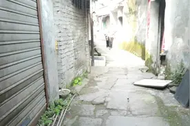 沙坪坝闹市区的一条背街小巷，时光仿佛停留在了上世纪八十年代视频封面