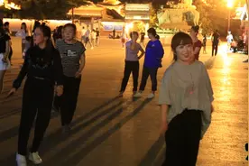 呼和浩特年轻人跳的广场舞真动感，美女的动作很有爆发力