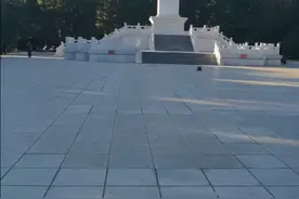 带大家看一下坐落在人民公园里的人民英雄纪念碑。