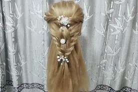 头发太长不知道怎么扎的，快来试试这样扎头发吧，简单大方还易学