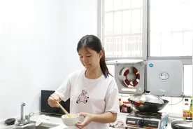 中午两母子简单的午餐，4个鸡蛋，做出两道菜