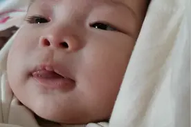 抓拍！婴儿吸奶时候舌头是这样运动的，难怪是这样的感觉。