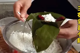 山东新泰小伟端午节包粽子，2斤米包了24个，这样你说省钱了吗？