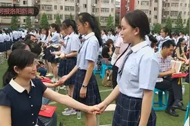 河南：洛阳二中举行18岁成人礼，家长学生哭成泪人