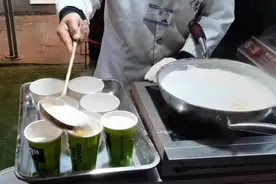 兰州市南关民族风味一条街，夜市中一张靓丽的名片，特色美食众多