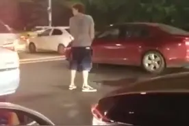 外国男子当街小便，的哥：旁边就是公厕，拦都拦不住视频封面