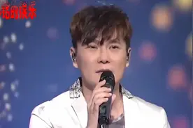 52岁张信哲获女孩搀扶恋情曝光？曾被老板抢走初恋？