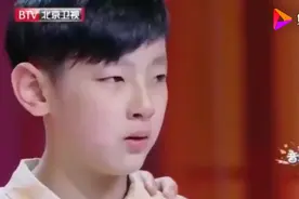八岁小男孩父母离婚了，演唱一首歌把主持人都唱哭了，太感人了！视频封面