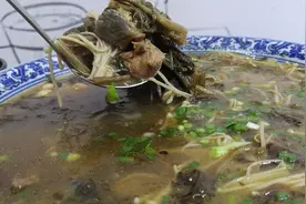 春日美食家：用这种干酸菜直接煨鸡，不加任何调料，汤鲜味美视频封面
