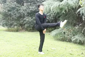 每天坚持原地抬腿，双手腿下击掌，有效瘦大腿和手臂