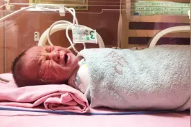 刚出生的可爱女儿便便时小脸憋的通红，亲爱的你是有多干燥啊！视频封面