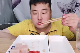 炒焖子，这是东北特有的一种小吃，用地瓜粉熬制而成视频封面