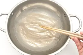 泡发粉条别再只用水，只需多加这一步，三分钟全泡发，鲜嫩有嚼劲视频封面