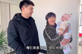 芳芳带宝宝回老家，婆婆抱着看不够，小念念长得像爸爸和奶奶吗？视频封面