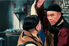 经典电影《茶馆》:常四爷与二德子起冲突，被马五爷化解。